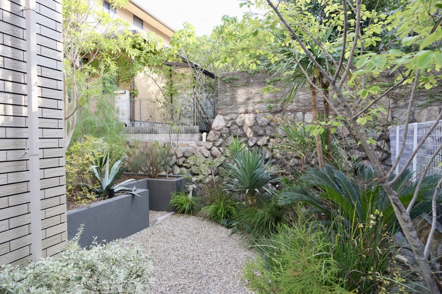 大阪　宝塚市　ガーデン　タイルテラスの庭 